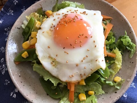 スナップえんどうと人参、コーンの目玉焼きサラダ